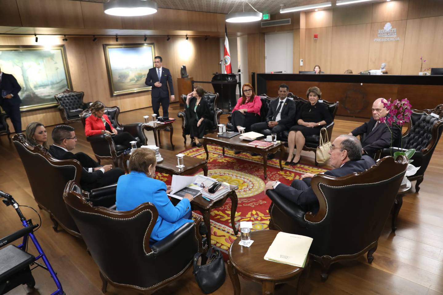 Una sala de estar
Descripción generada automáticamente con confianza media